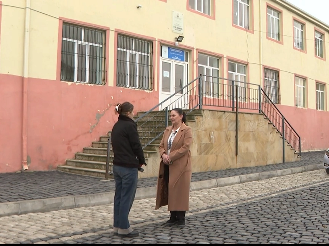 Məktəbdə şagirdin həyatını xilas edən valideyn danışdı