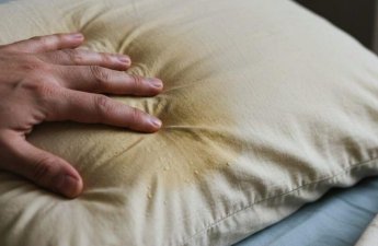 Yastıqlardakı sarı ləkələrə son: İlk günkü kimi tərtəmiz olacaq