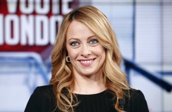 Бензопила, рис и бриллианты: что продает премьер Италии