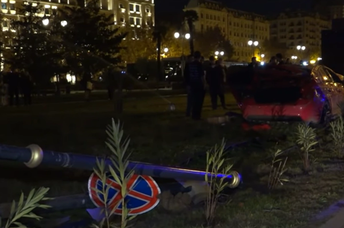 Gecə saatlarında Bakıda idarəetmədən çıxan avtomobil Qış parkına girib - VİDEO