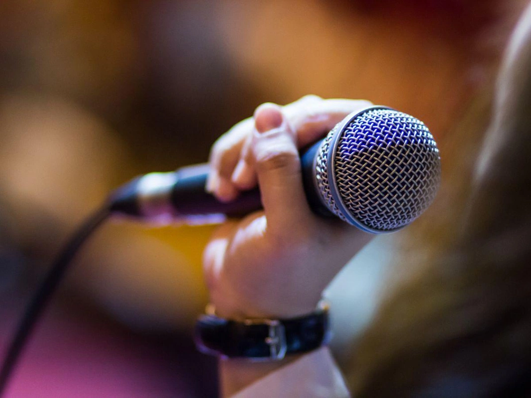 Pul verib efirə çıxmaq istəyən müğənniyə qarşı dələduzluq edildi