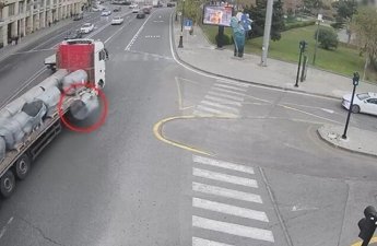 В Баку с грузовика упала бочка - Видео