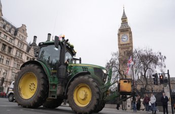Britaniya hökuməti etirazlardan sonra fermerlər üçün vergi qaydalarını yumşaldıb