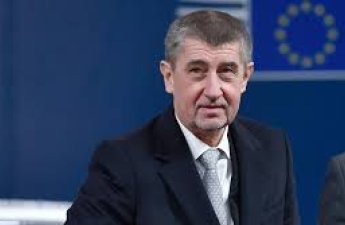 Премьер-министр Чехии перенес операцию на лице