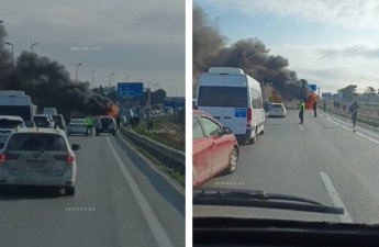 На Абшероне рядом с постом дорожной полиции загорелась маршрутка