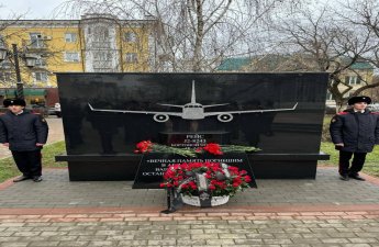 Qroznıda AZAL-a məxsus təyyarə qəzaya uğrayarkən həlak olanlara ithaf edilən xatirə daşının açılışı olub - FOTO