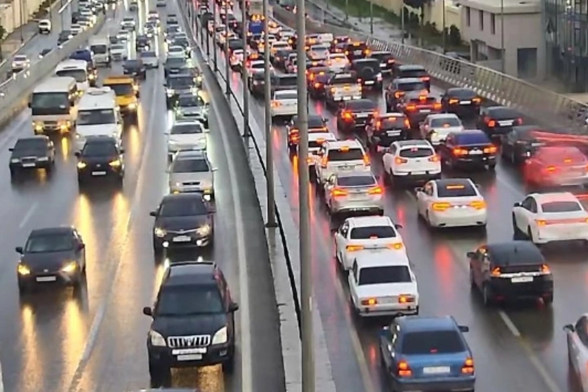На ряде улиц и проспектов в Баку затруднено движение транспорта