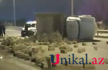 Paytaxtda daşla dolu yük maşını aşdı - VİDEO