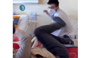 Hindistanda şok hadisə: həkim xəstəni palatada döydü - 