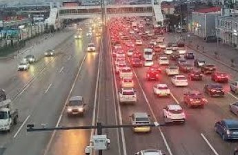 На ряде улиц и проспектов Баку затруднено движение транспорта