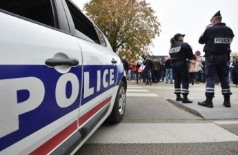 Paris metrosunda 3 qadın bıçaqlandı