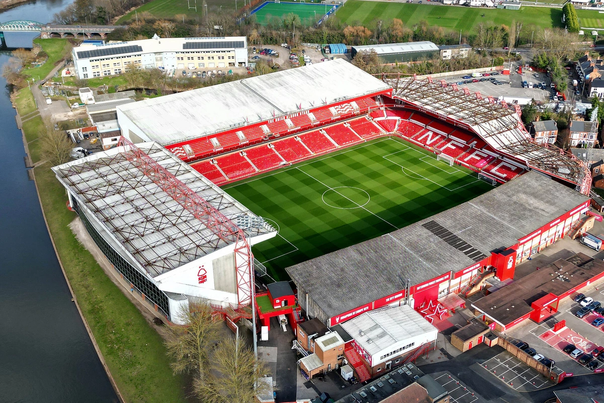 İki dəfə Çempionlar Liqasının qalibi olmuş oyunçunun adı stadionun tribunasına verilir