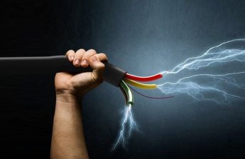 Bakıda əqli qüsurlu kişini elektrik cərəyanı vuraraq yandırıb