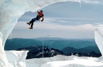 Qazaxıstanda bir qrup alpinist İTKİN DÜŞDÜ