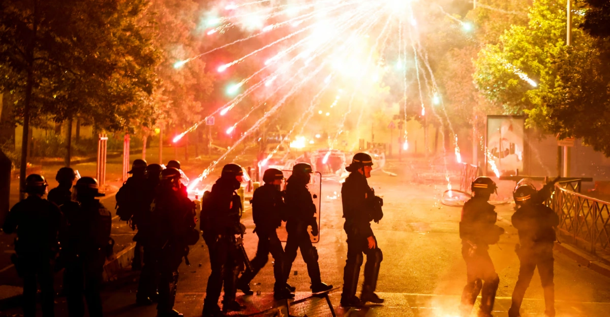 Paris polisi fişənglərin atılmasından sonra 40 nəfəri saxlayıb