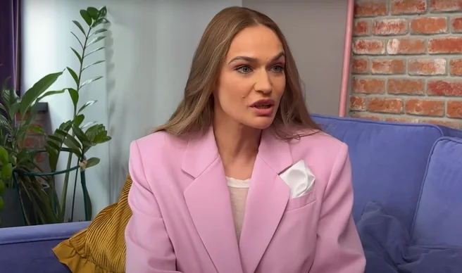 Məşhur teleaparıcı büsqaltersiz poza verdi - FOTO