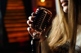 Bakıda restoranda müğənni oxuyarkən DAVA DÜŞDÜ – gərgin anlar kameraya düşdü - VİDEO