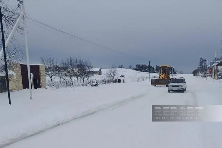 Высота снежного покрова в Гедабеке превысила 20 см, на дорогах образовалась гололедица