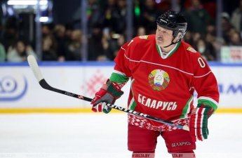 Лукашенко сбили на хоккее - Видео