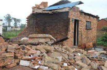 В результате обрушения здания в ЮАР погибли три человека