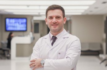 Əməkdar artistin əməliyyatdan sonra bədəni çürüyür?