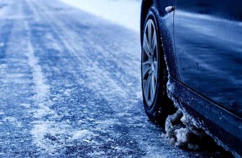 В Шуше спасатели эвакуировали автомобиль, застрявший из-за гололеда-ВИДЕО