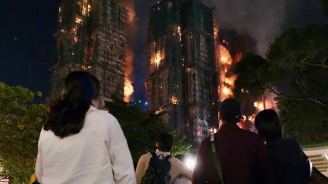 Пострадавшим от пожара в жилом комплексе в Гонконге выделили свыше $150 млн из спецфонда