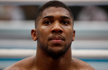 Məşhur boksçu Nigeriyada avtomobil qəzası keçirib