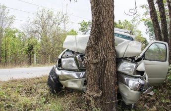 Qaxda avtomobil ağaca çırpıldı - Sürücü öldü