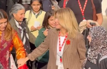 Hicablı qadının əlini tutmaması gündəm oldu - VİDEO