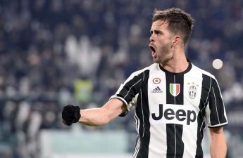 Məşhur futbolçu karyerasını yekunlaşdırdı