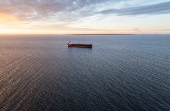 На преследуемом США танкере появился российский флаг