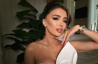 Renka küçədə qarşısına çıxan kuryerə hədiyyə verdi - VİDEO