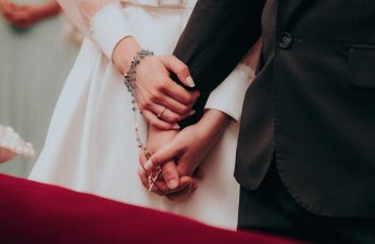 Toyda gəlinə edilən SÜRPRİZ maraq yaratdı - VİDEO