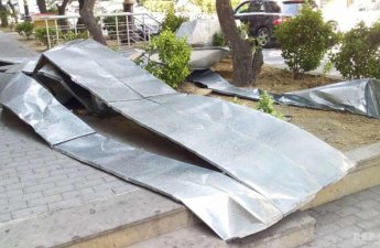 Güclü külək Bakıda binanın damını uçurdu - VİDEO