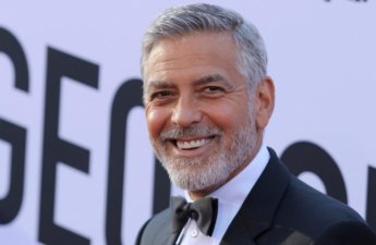 Corc Kluni ailəsi ilə birlikdə Fransa vətəndaşlığı aldı