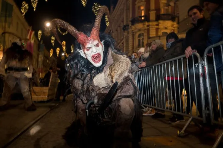 Yeni ili başqa ölkələrdə qeyd etməyin 15 dəlisov yolu: 12 üzüm yemək, qəbiristanlıqda gecələmək...