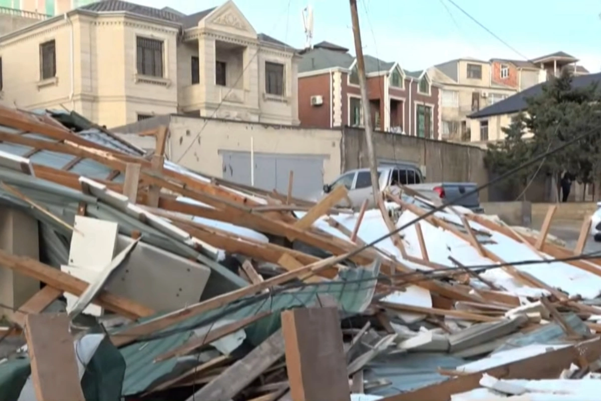 В Баку возникла опасная ситуация из-за сильного ветра: обрушилась крыша здания