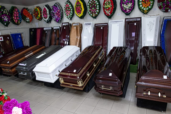 Азербайджан закупил крупную партию гробов из Китая