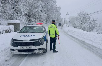 Qarlı hava ilə əlaqədar yollarda təhlükəsizlik tədbirləri gücləndirilib - FOTOLAR