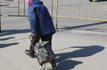 В Баку двое мужчин помогли старушке донести сумки из магазина и заодно ограбили ее