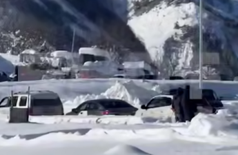 Yüzlərlə avtomobil Rusiya-Gürcüstan sərhəddində qalıb