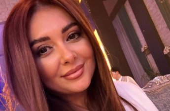 Lalə Azərtaş Esra Erola kəlağayı hədiyyə etdi - FOTO