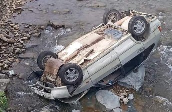 Buzlu yolda sürüşən maşın çaya aşdı - VİDEO