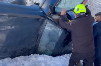 İsmayıllıda “TOYOTA” aşdı, vətəndaşlar avtomobildən xilas edildi - VİDEO