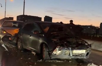 Paytaxtda zəncirvari yol qəzası - 4 avtomobil toqquşdu - VİDEO