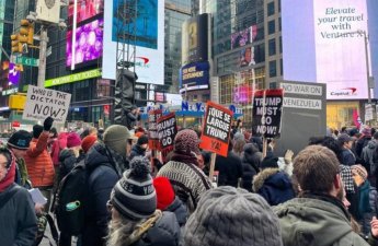Nyu-Yorkda yüzlərlə insan ABŞ-ın Venesueladakı əməliyyatına etiraz üçün toplaşıb