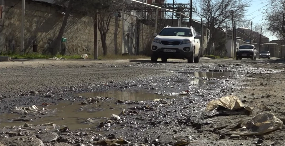 Qurum qazıntı işləri apardı, yollar keçilməz oldu - VİDEO