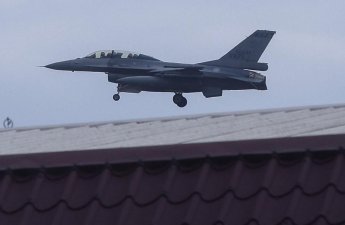 F-16 qırıcısı təlim uçuşu zamanı dənizə düşdü