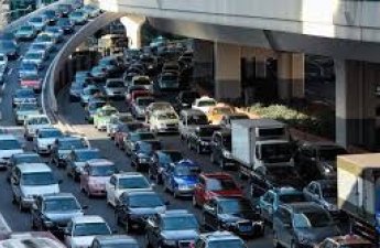 На ряде улиц и проспектов Баку затруднено движение транспорта